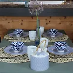 Cosy & Natural Cottage With Fireplace And Garden Holiday home Heinenoord